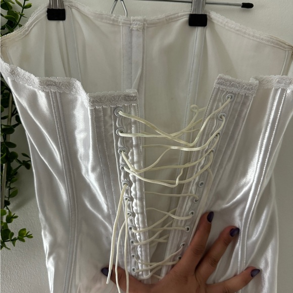 White corset - Picture 5 of 5